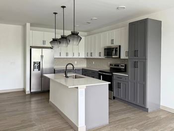 Kitchen island & peninsula seating